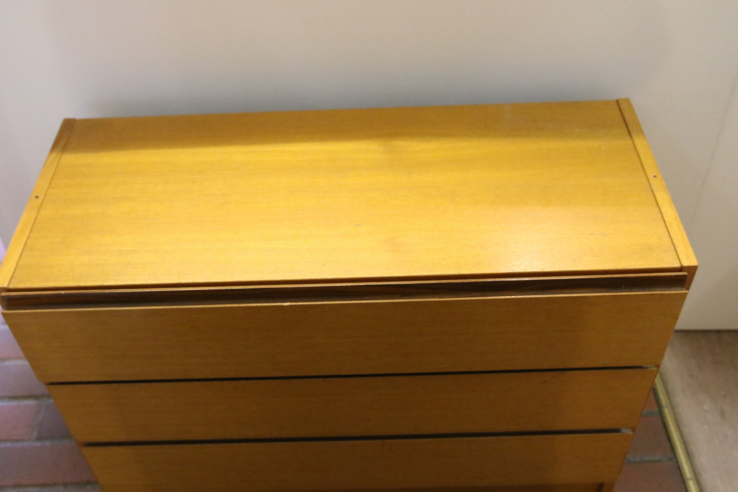 Teak Lipasto Isku