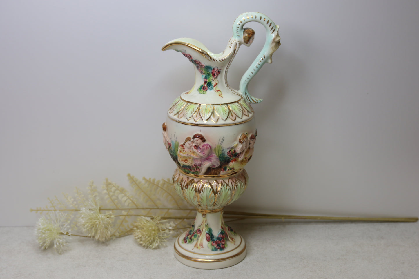 Vintage Capodimonte posliinikannu