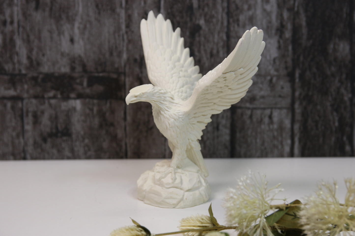 Kotka figuuri valkoinen