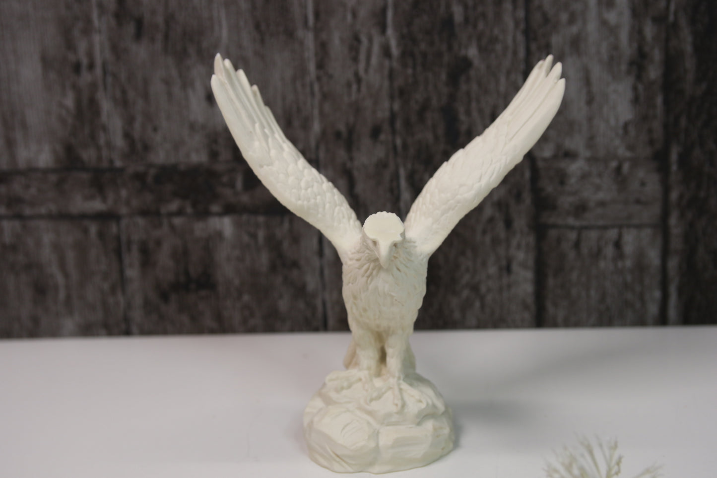 Kotka figuuri valkoinen