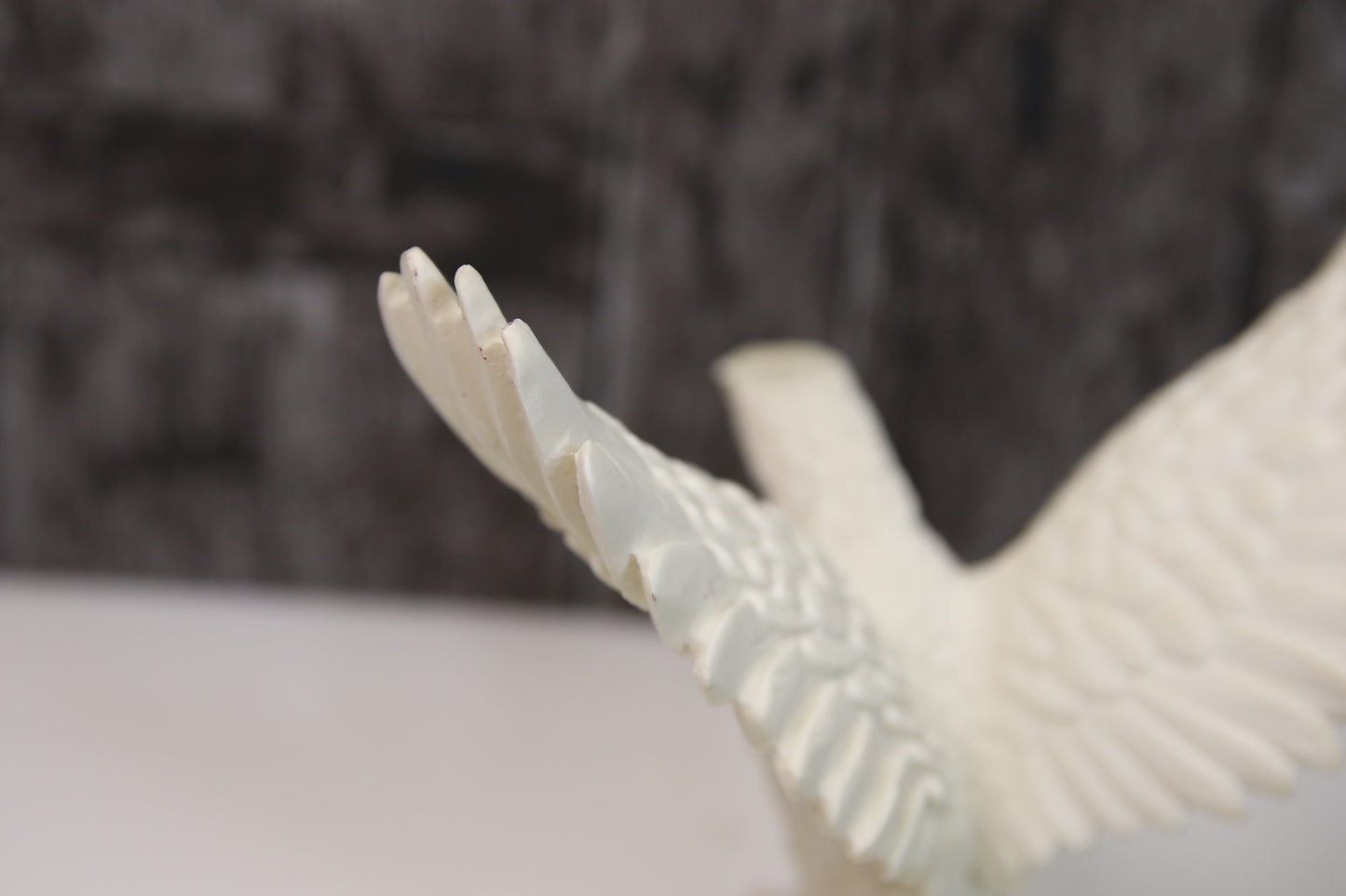 Kotka figuuri valkoinen