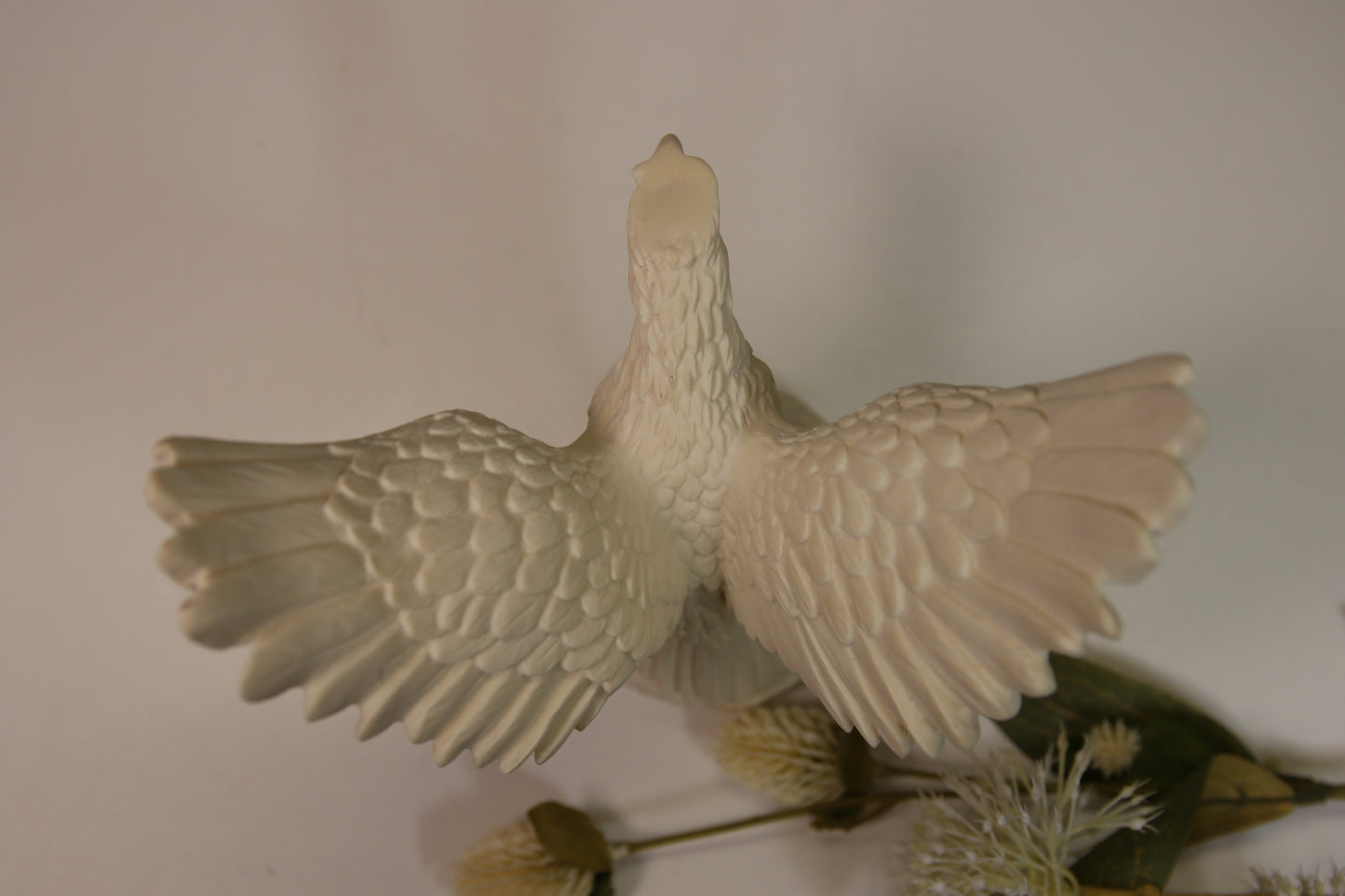 Kotka figuuri valkoinen