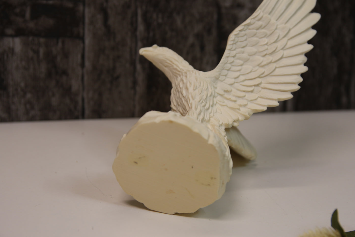 Kotka figuuri valkoinen