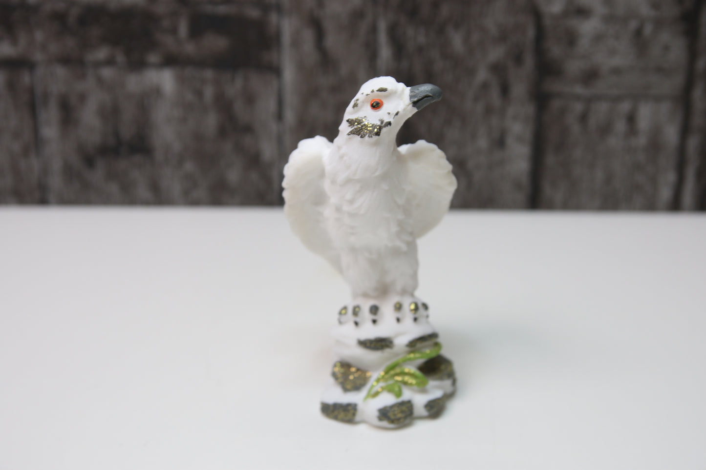 Kotka figuuri valkoinen