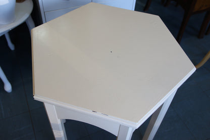 Vanha vaalea puinen pöytä