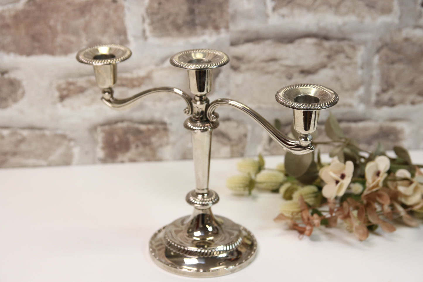 Metallinen kynttelikkö