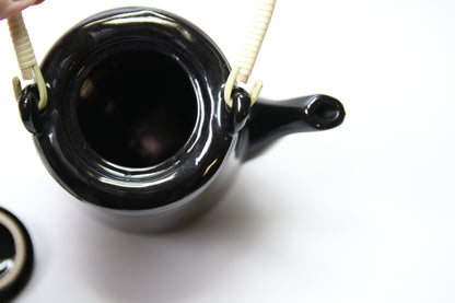 Musta kukallinen teekannu