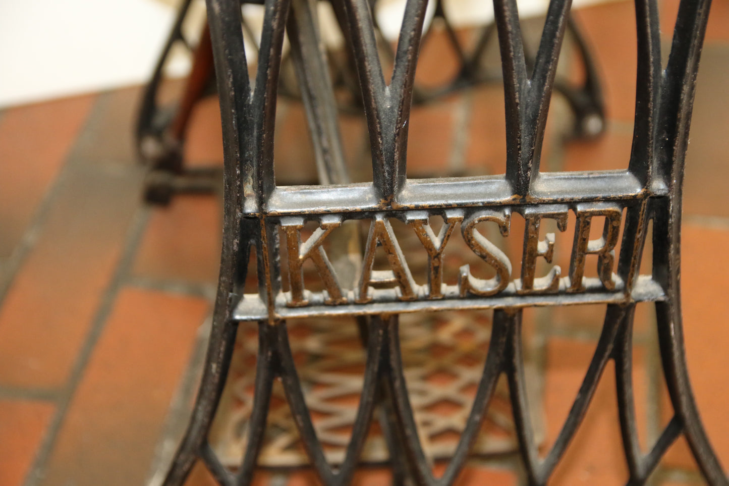 Valurautaiset ompelukoneen jalat