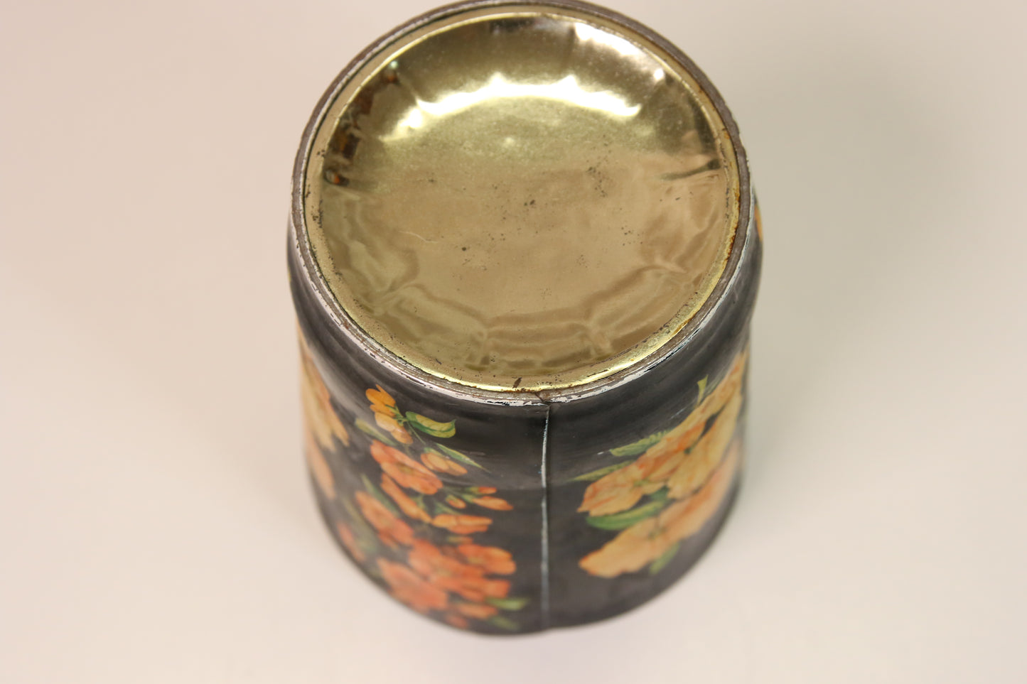 Vanha metallipurkki kannella