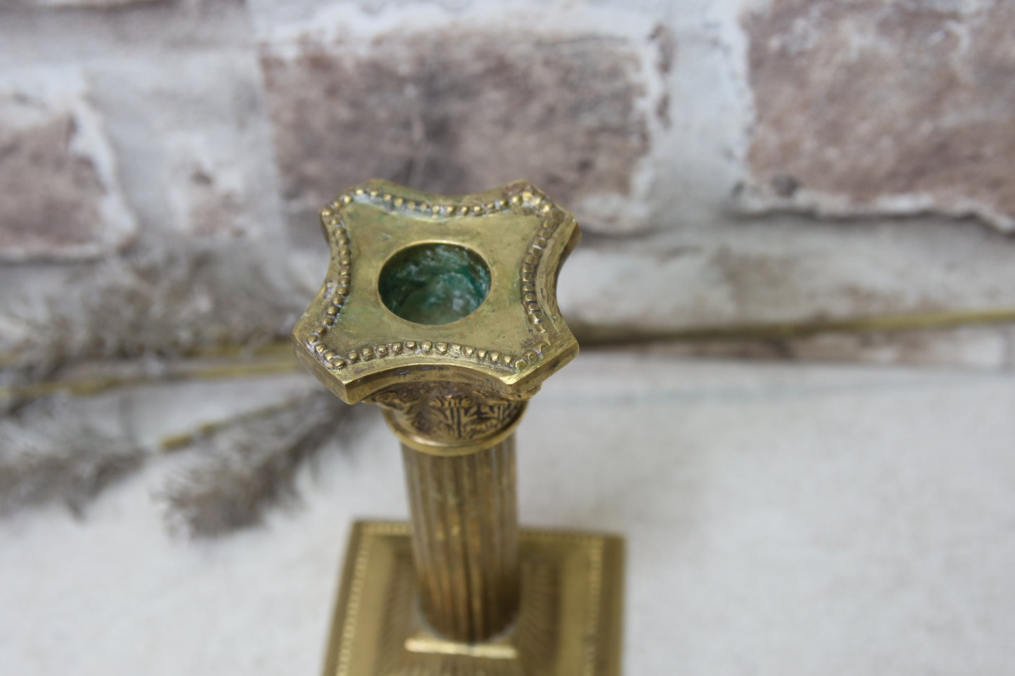 Antiikkinen messinki kynttilänjalka