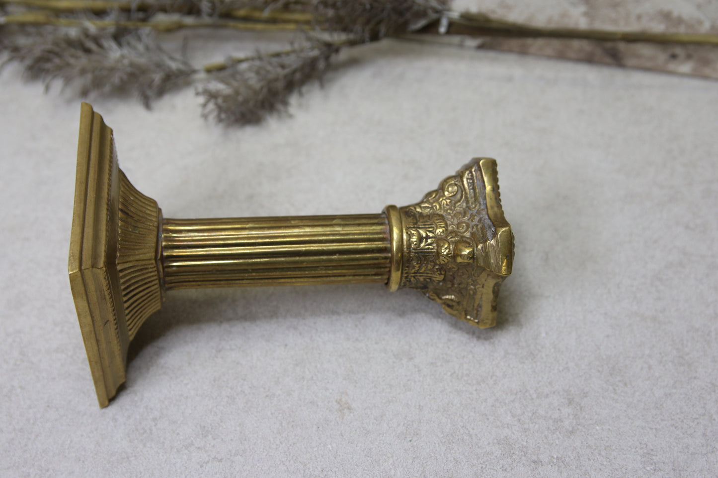 Antiikkinen messinki kynttilänjalka