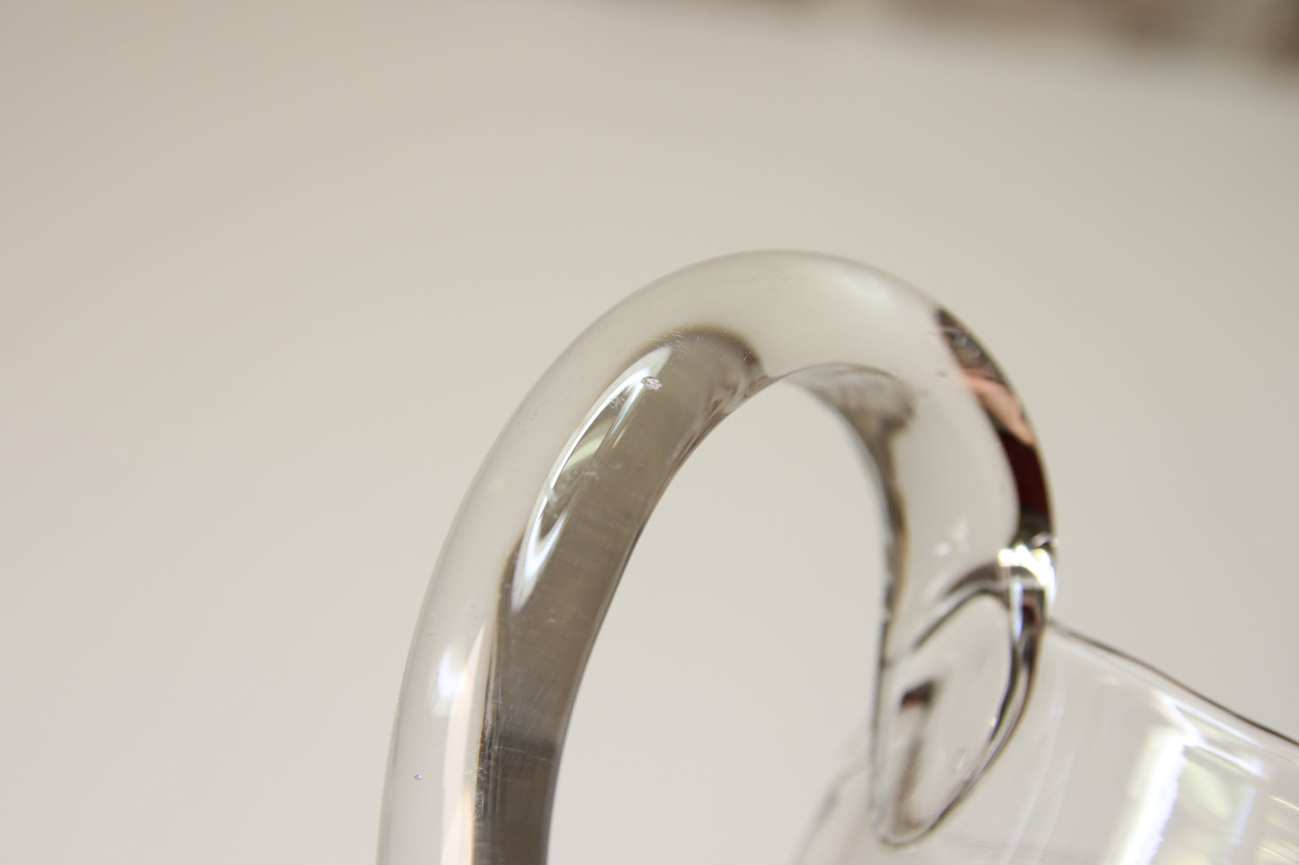 Lasikaadin hiottu koriste