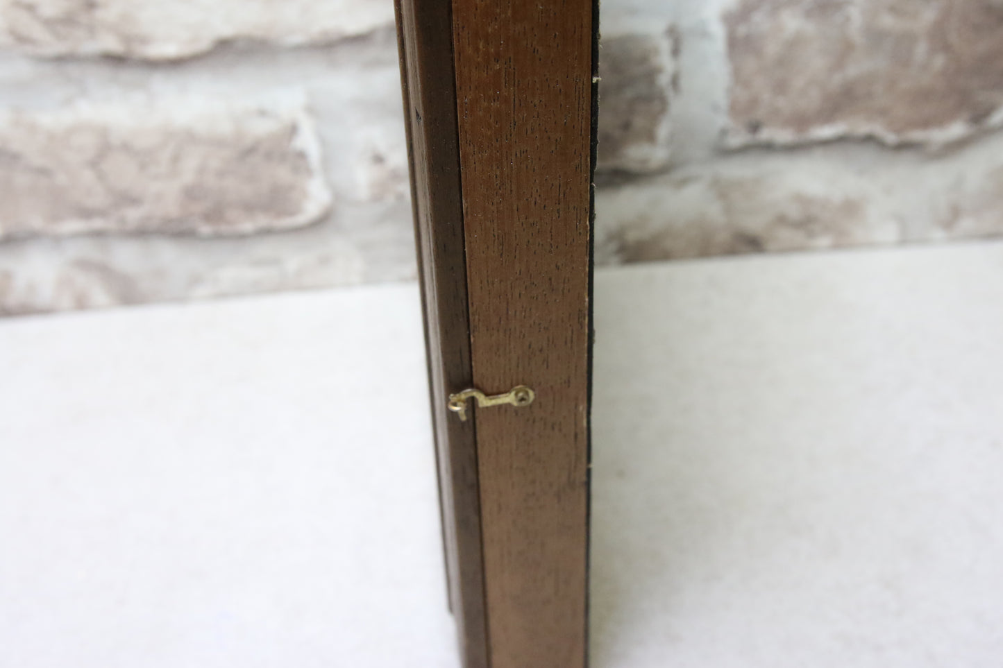 Pieni seinäkaappi lokerikoilla