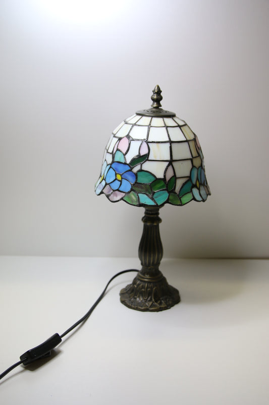 Tiffany-tyylinen pöytälamppu