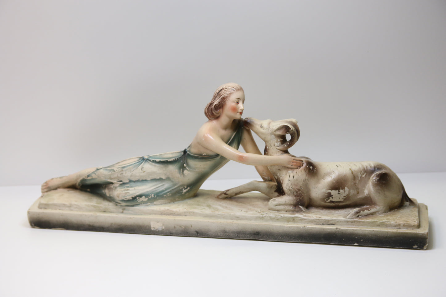 Nainen ja vuohi Patsas