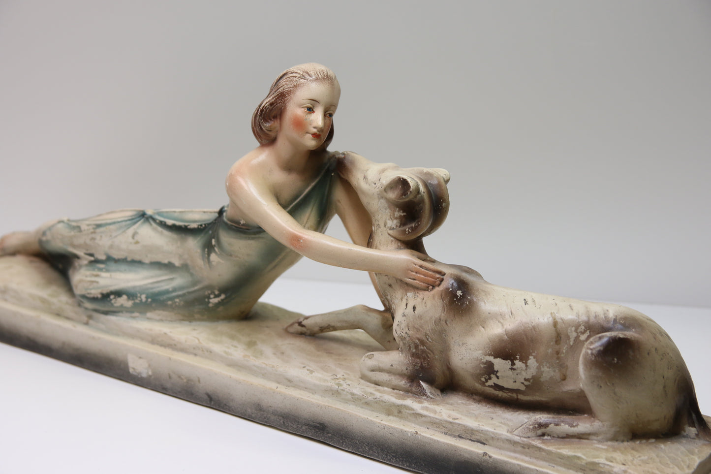 Nainen ja vuohi Patsas