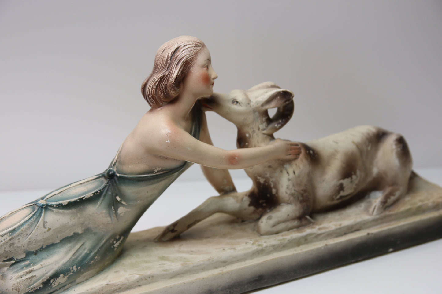 Nainen ja vuohi Patsas