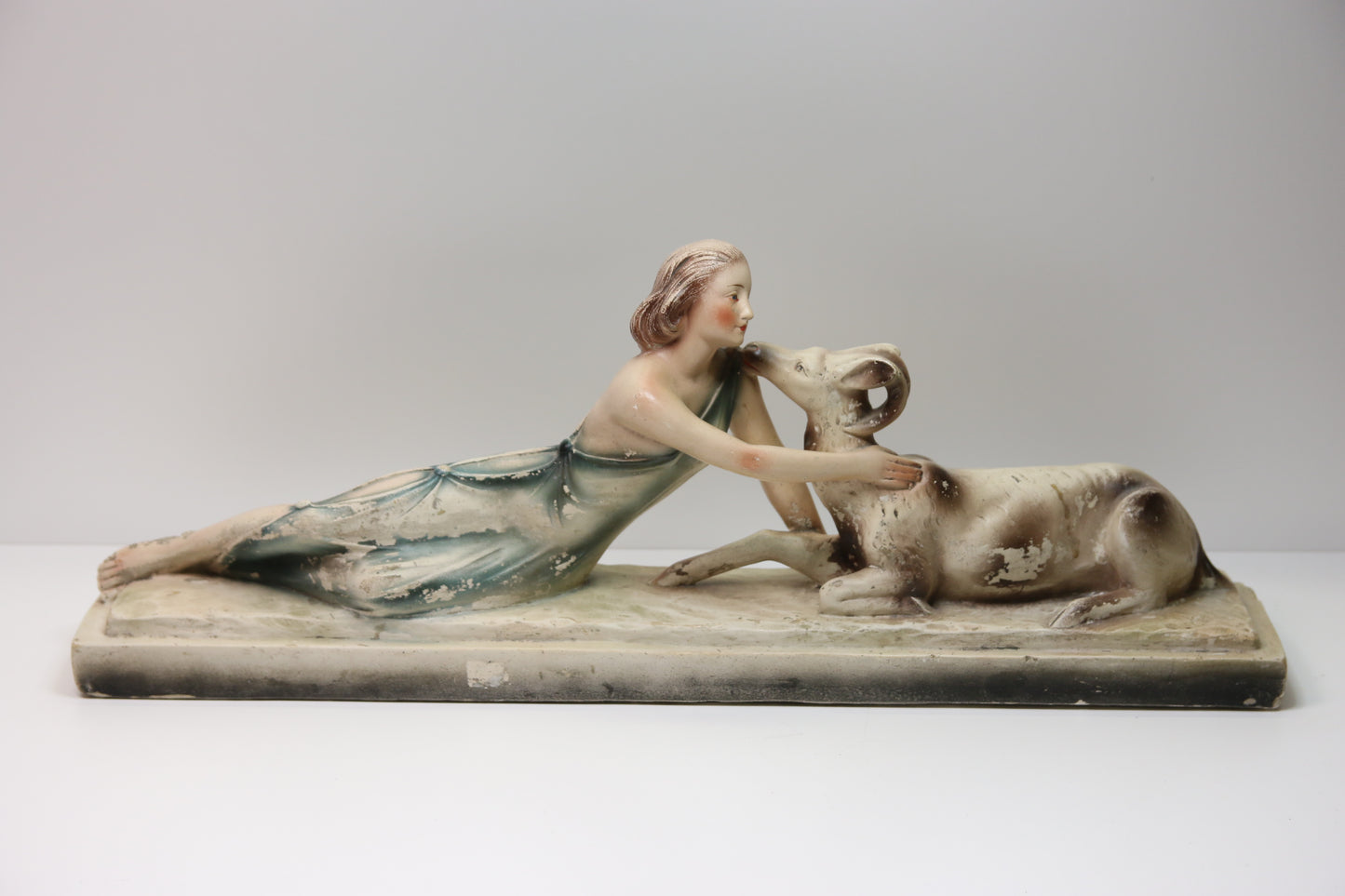 Nainen ja vuohi Patsas