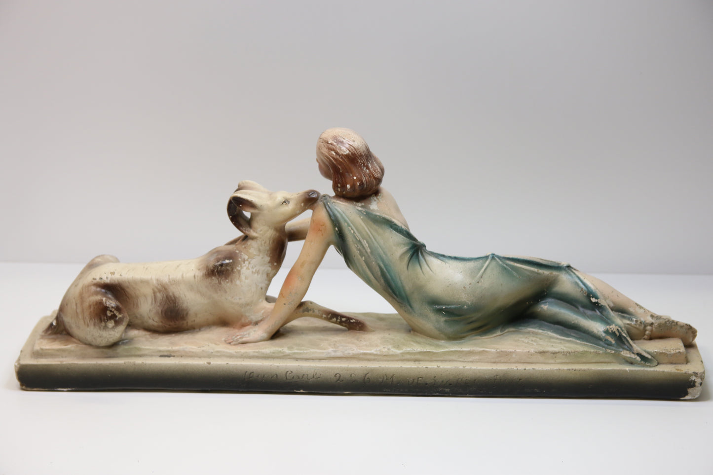 Nainen ja vuohi Patsas