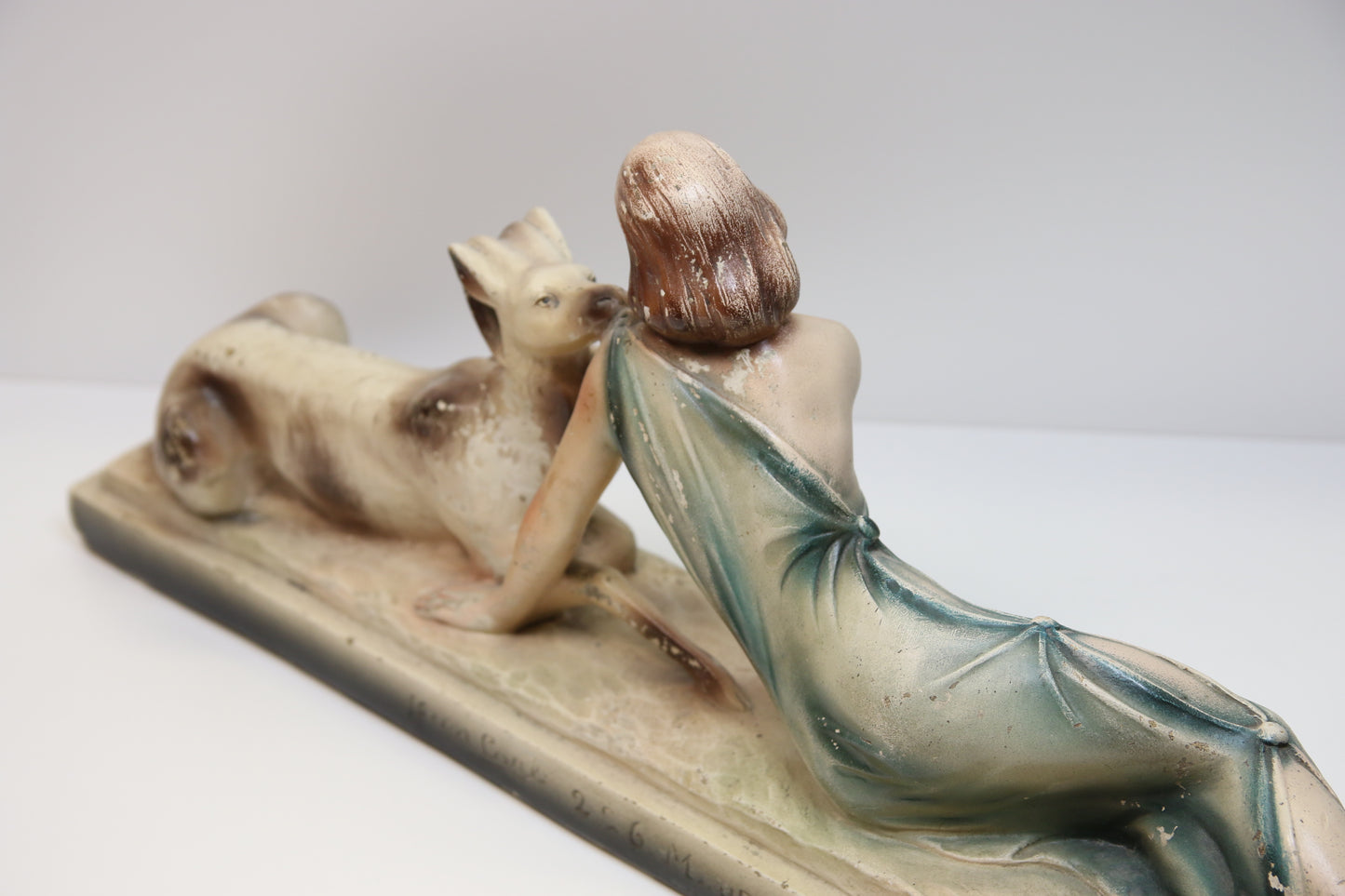 Nainen ja vuohi Patsas