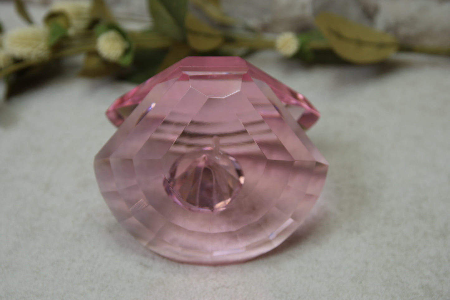 Lasinen simpukankuori sisällä "timantti"