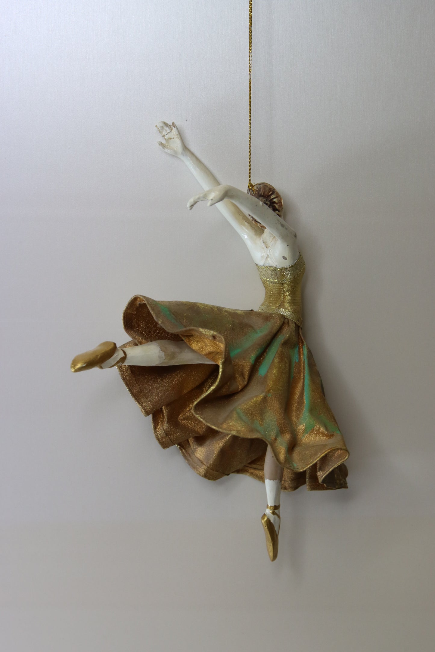 Puinen ballerina nukke
