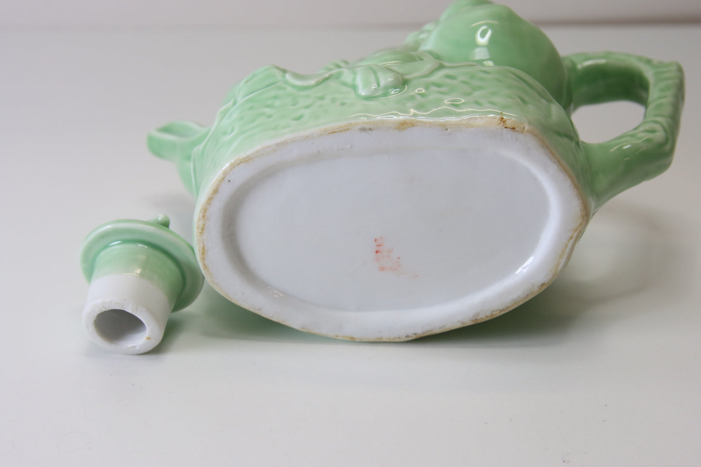 Vaaleanvihreä kannu sihdillä