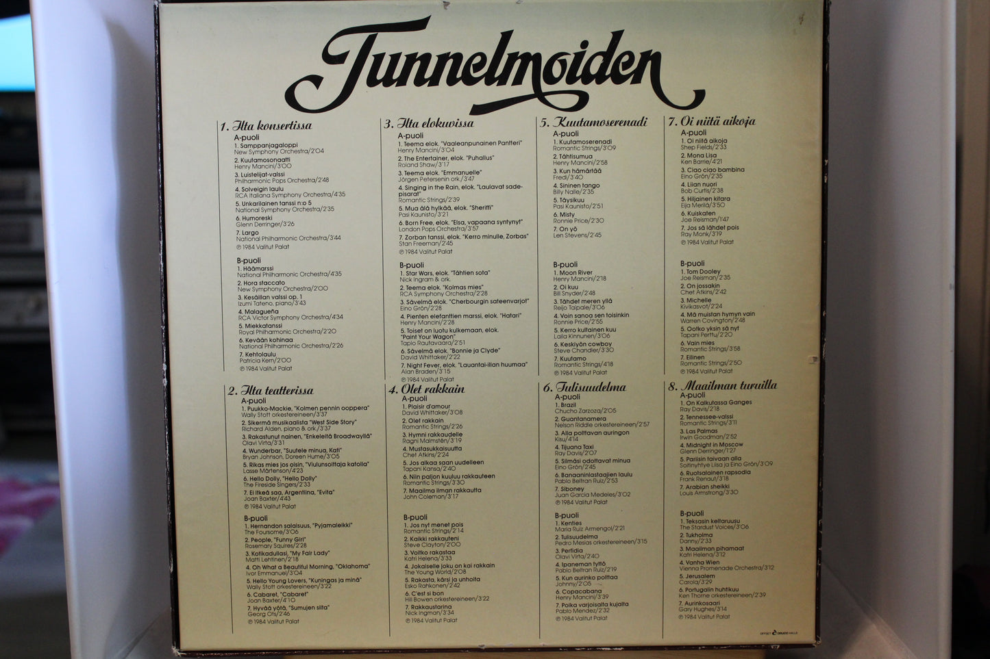 Tunnelmoiden 112 ikivihreää sävelmää 8 lp-levyn boxi