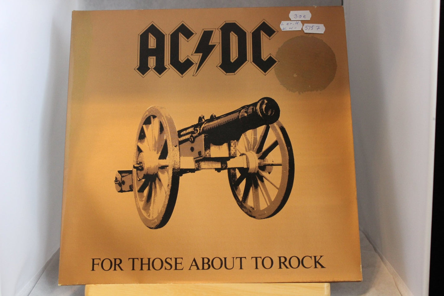 Ac - dc For those about to rock lp - levy - Asadon AarteetLp - levyt