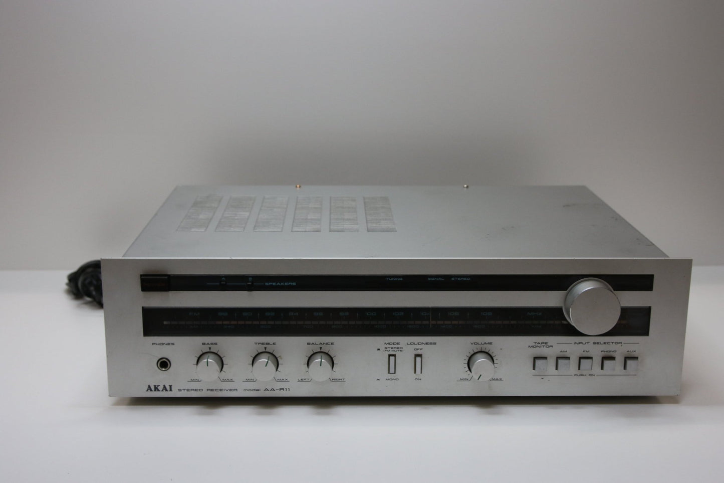 Akai AA - R 11 Viritinvahvistin - Asadon AarteetVahvistimet