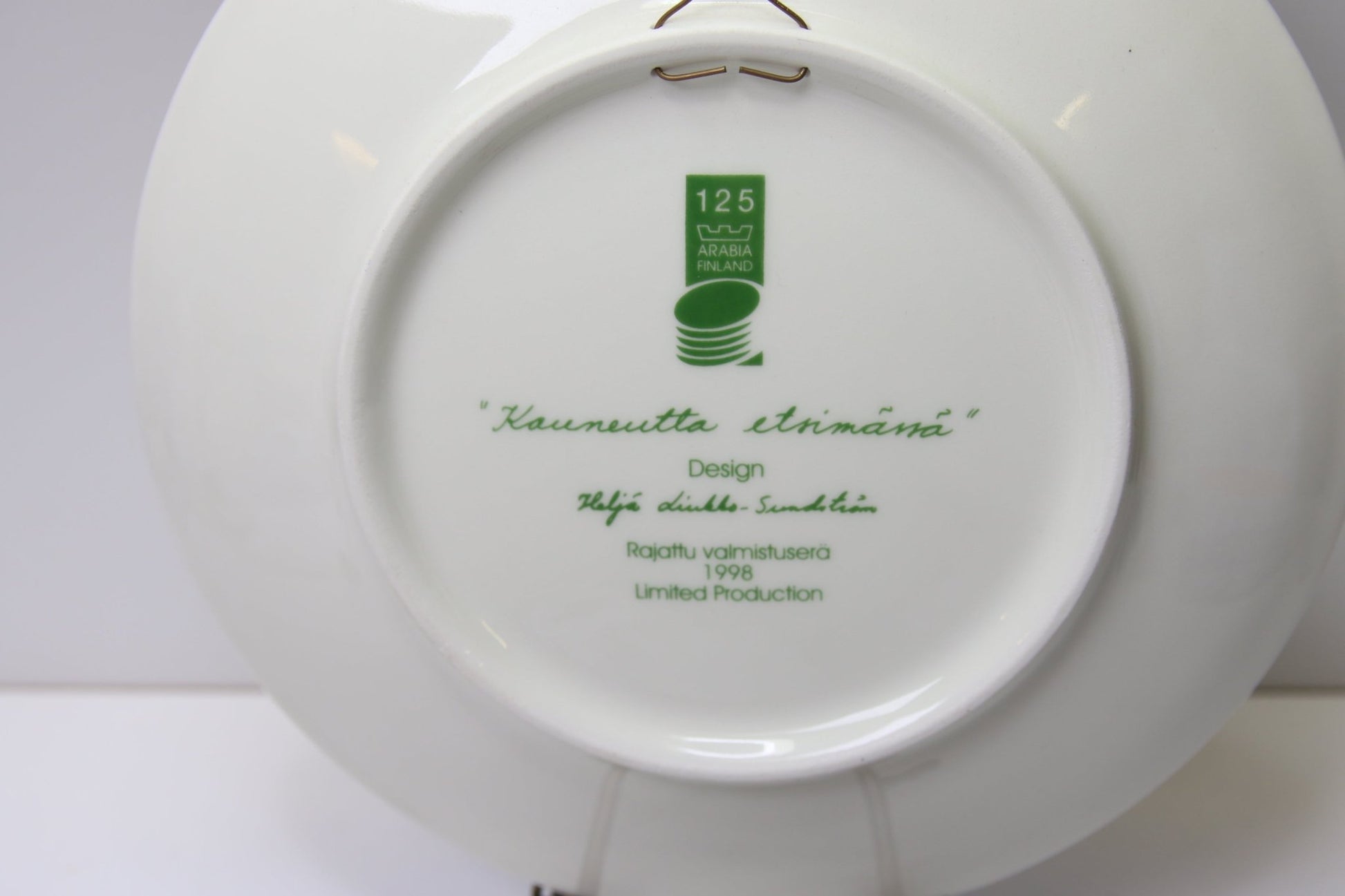 Arabia 125 vuotta Kauneutta etsimässä seinälautanen Heljä Liukko - Sundström - Asadon AarteetSeinälautaset