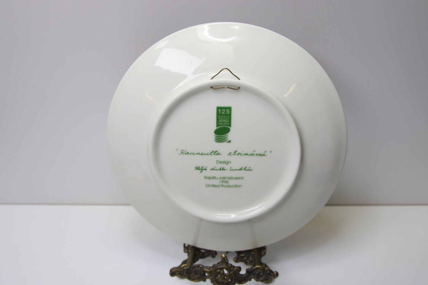 Arabia 125 vuotta Kauneutta etsimässä seinälautanen Heljä Liukko - Sundström - Asadon AarteetSeinälautaset