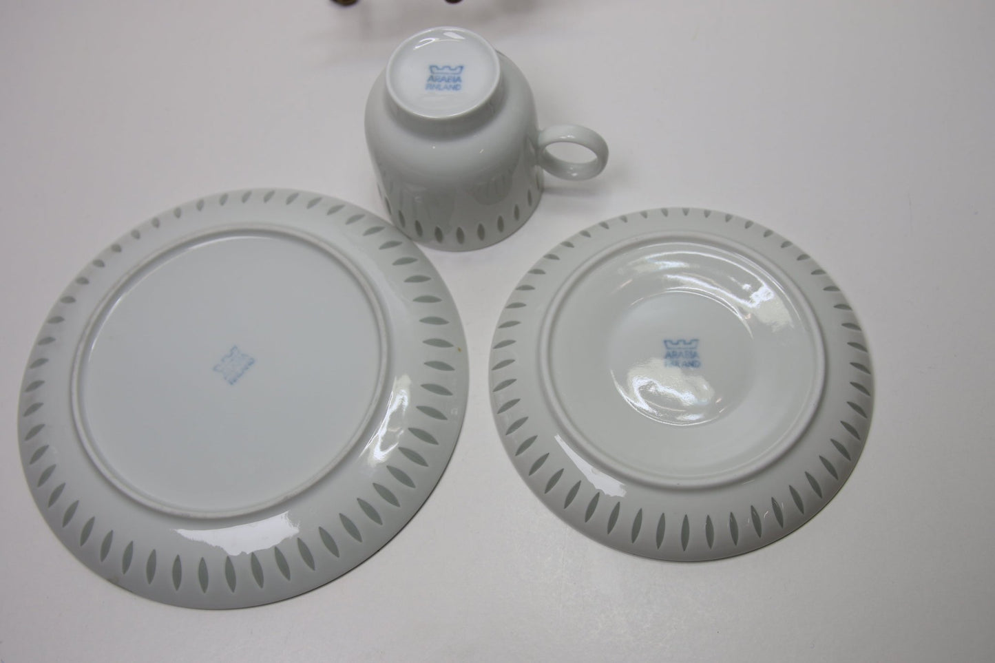 Arabia Riisiposliini kahvikuppi leivoslautasella - Asadon AarteetKahvi - ja teekupit