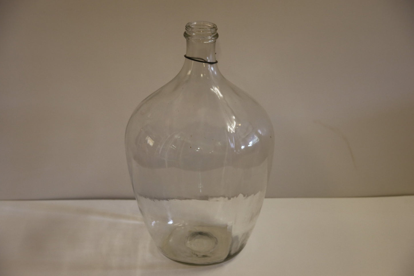 Kirkas iso lasipullo puukehikossa - Asadon AarteetKoristeet