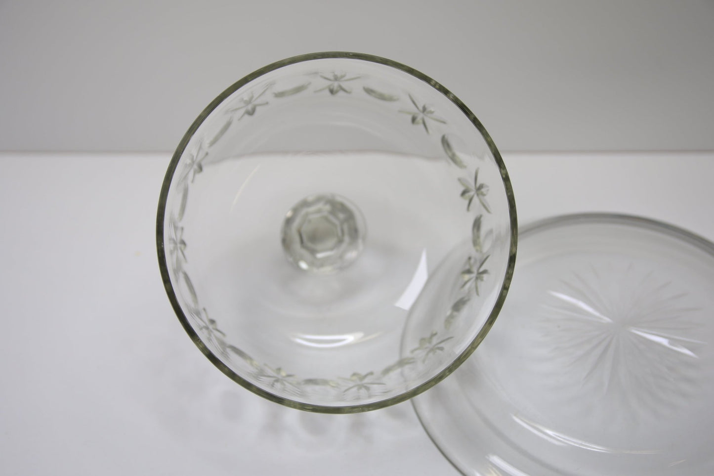 Lasinen Juustokupu lautasella - Asadon AarteetTarjoilulautaset