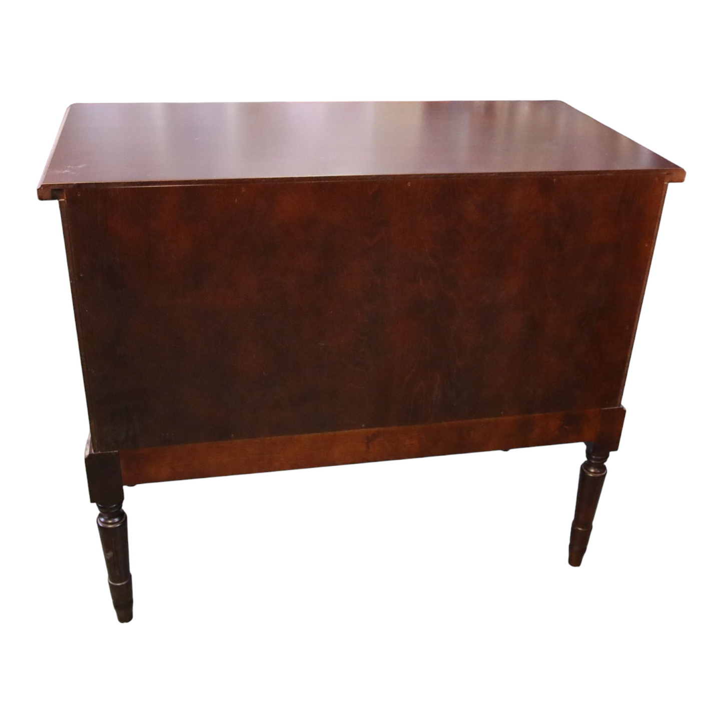 Kustavilaistyylinen lipasto