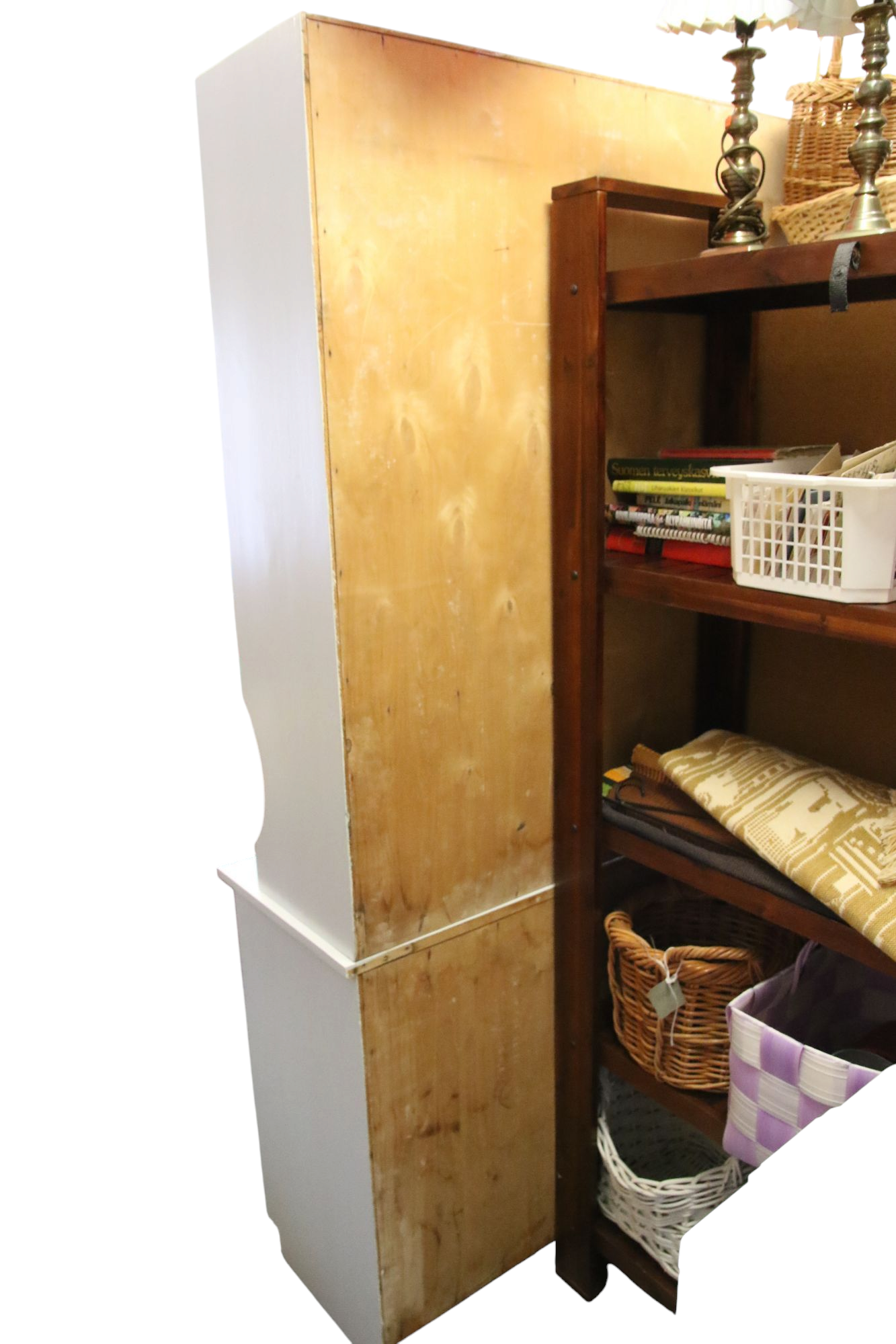 Kaksiosainen vanha emännänkaappi