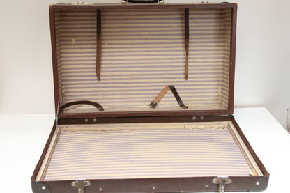 Tummanruskea vanha matkalaukku