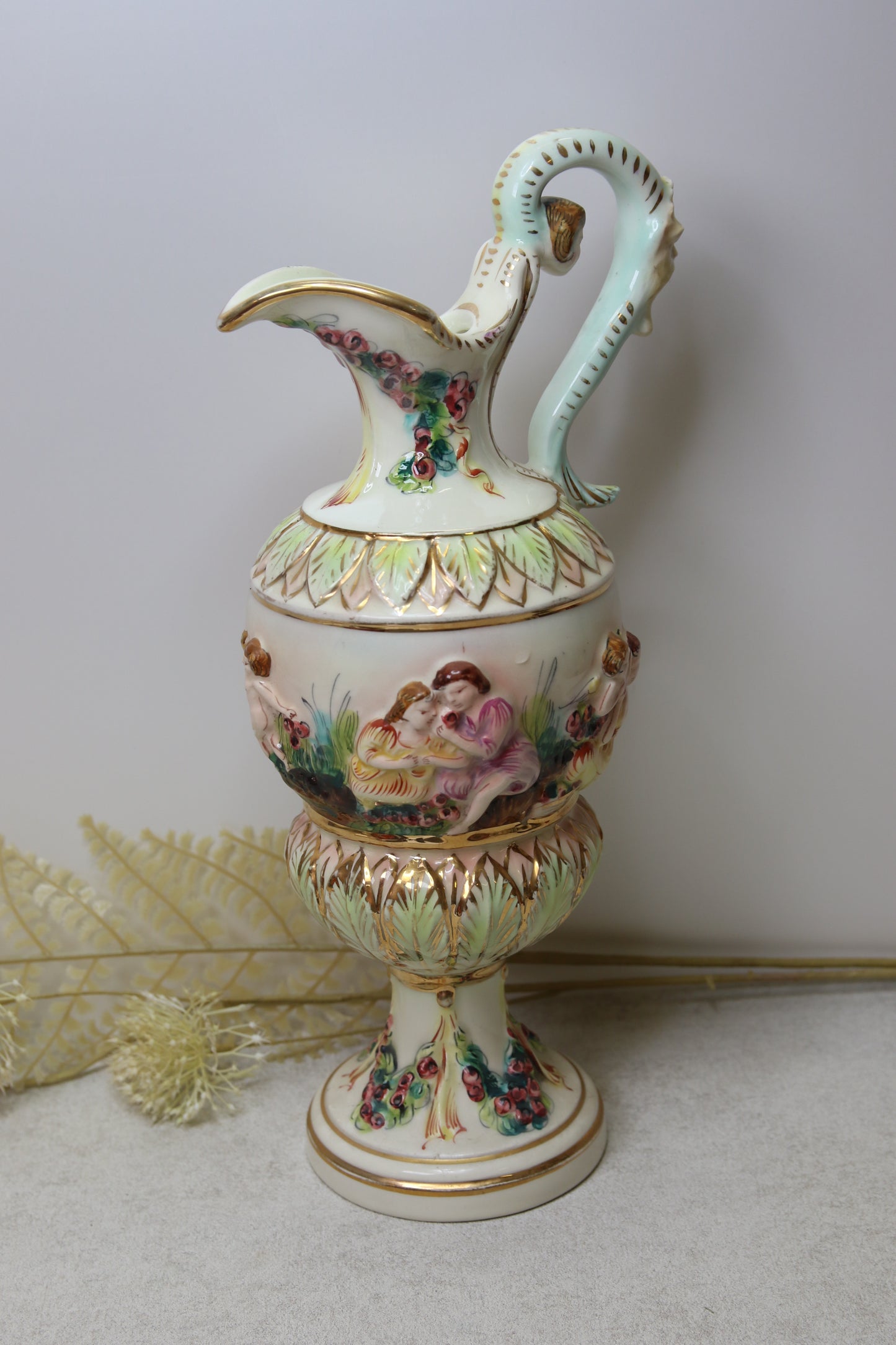 Vintage Capodimonte posliinikannu