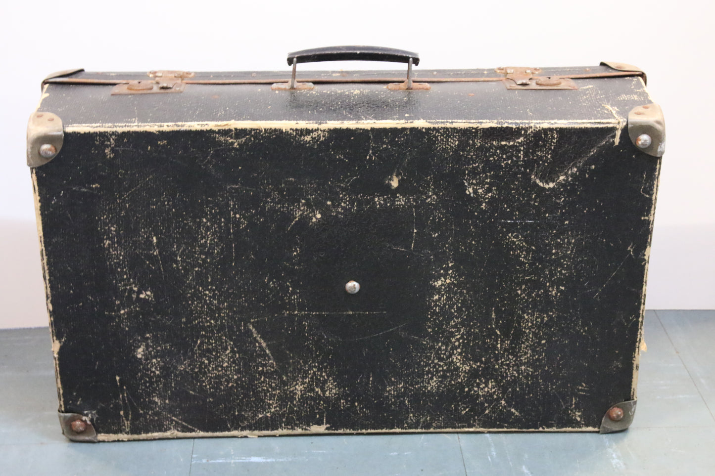Tummanruskea matkalaukku 50-luku
