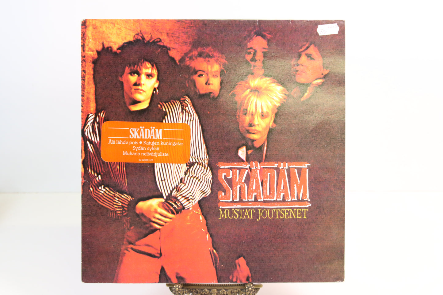 Skädäm Mustat Joutsenet Lp-levy julisteella