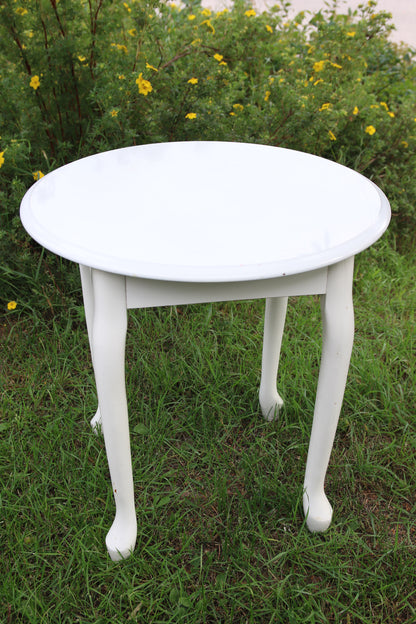 Valkoinen pyöreä pöytä