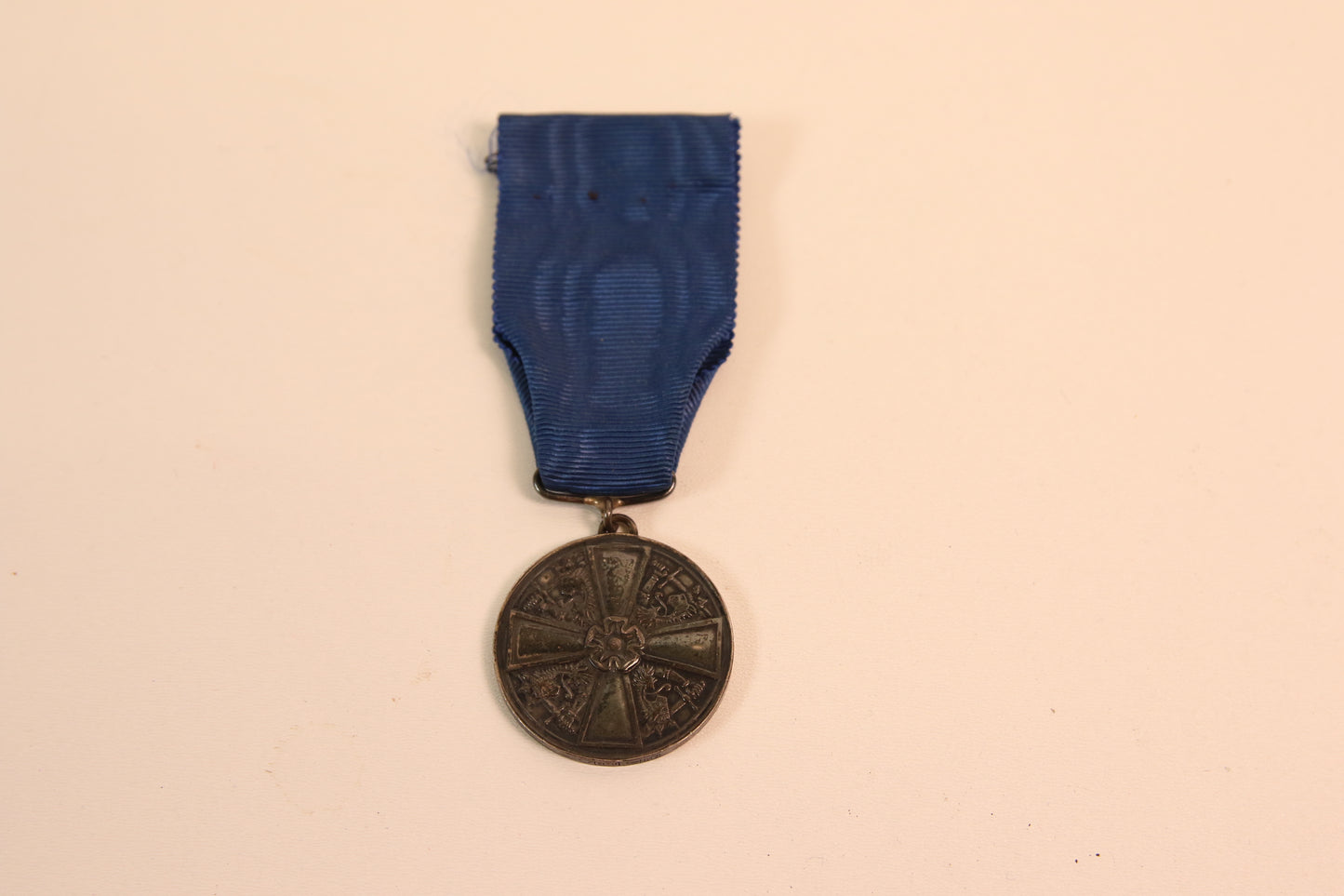 Suomen valkoisen ruusun 1. luokan ansiomitali