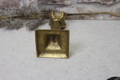 Antiikkinen messinki kynttilänjalka