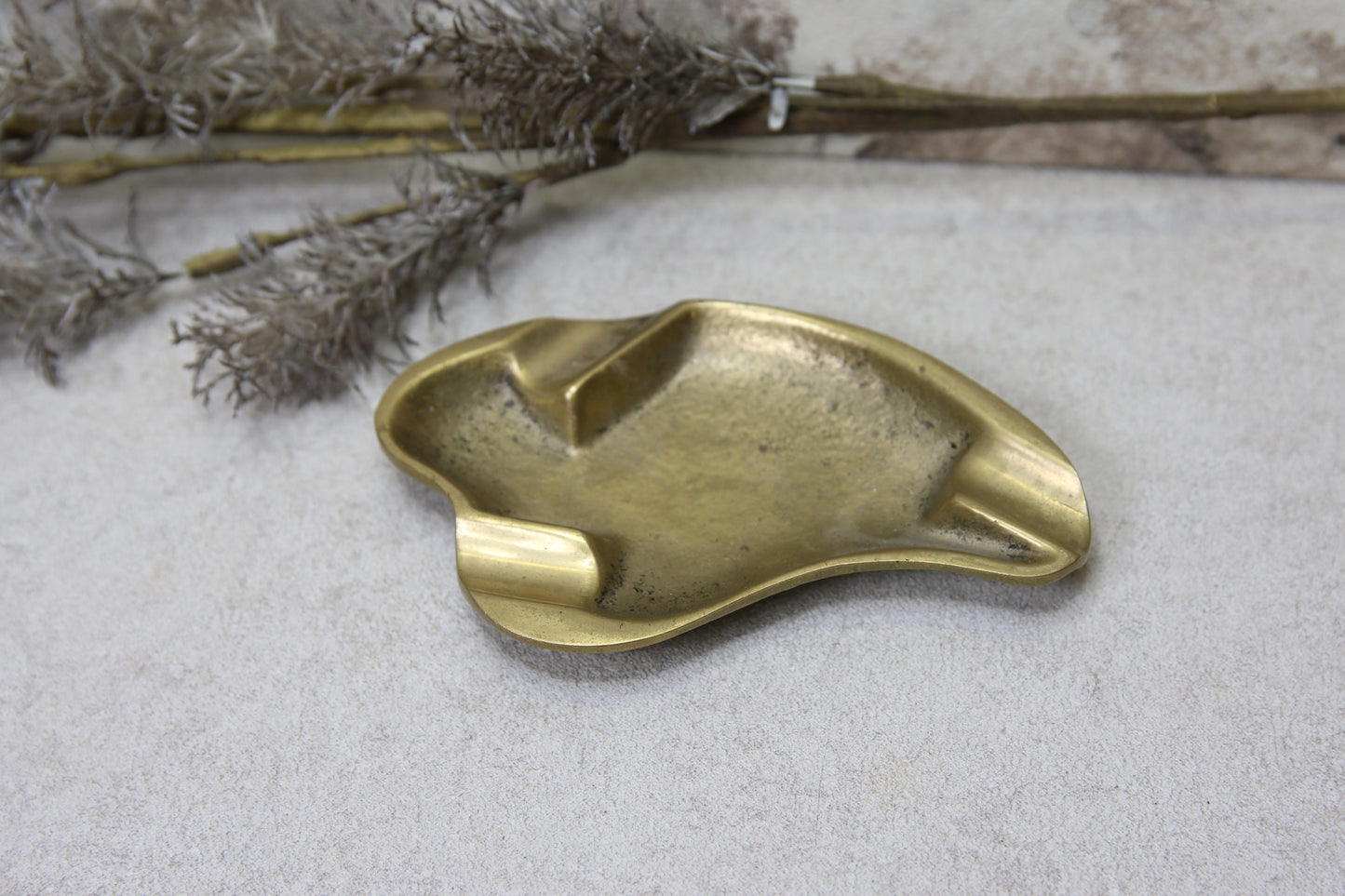 Messinkinen tuhkakuppi