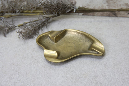 Messinkinen tuhkakuppi