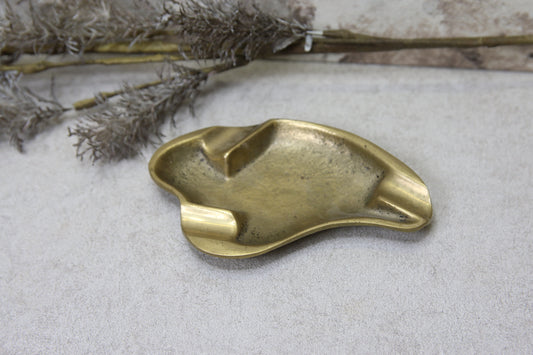 Messinkinen tuhkakuppi