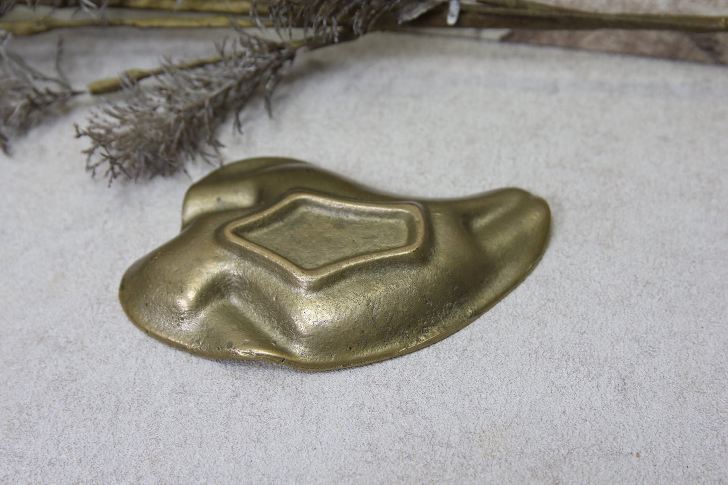 Messinkinen tuhkakuppi