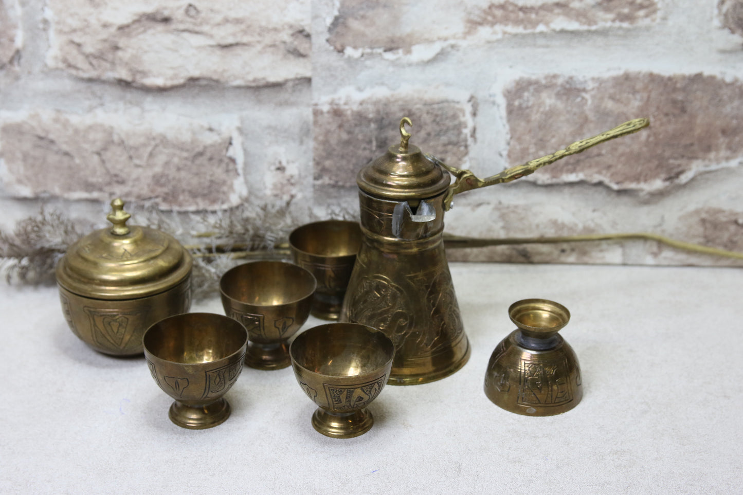 Arabialainen Kahvisetti messinki aluslautasella