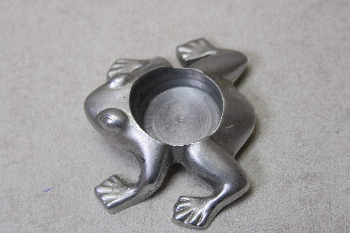 Sammakko kynttilätuikku